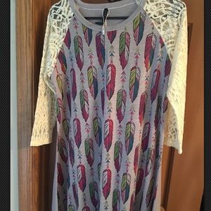 Size sm lace shoulder feather tunic